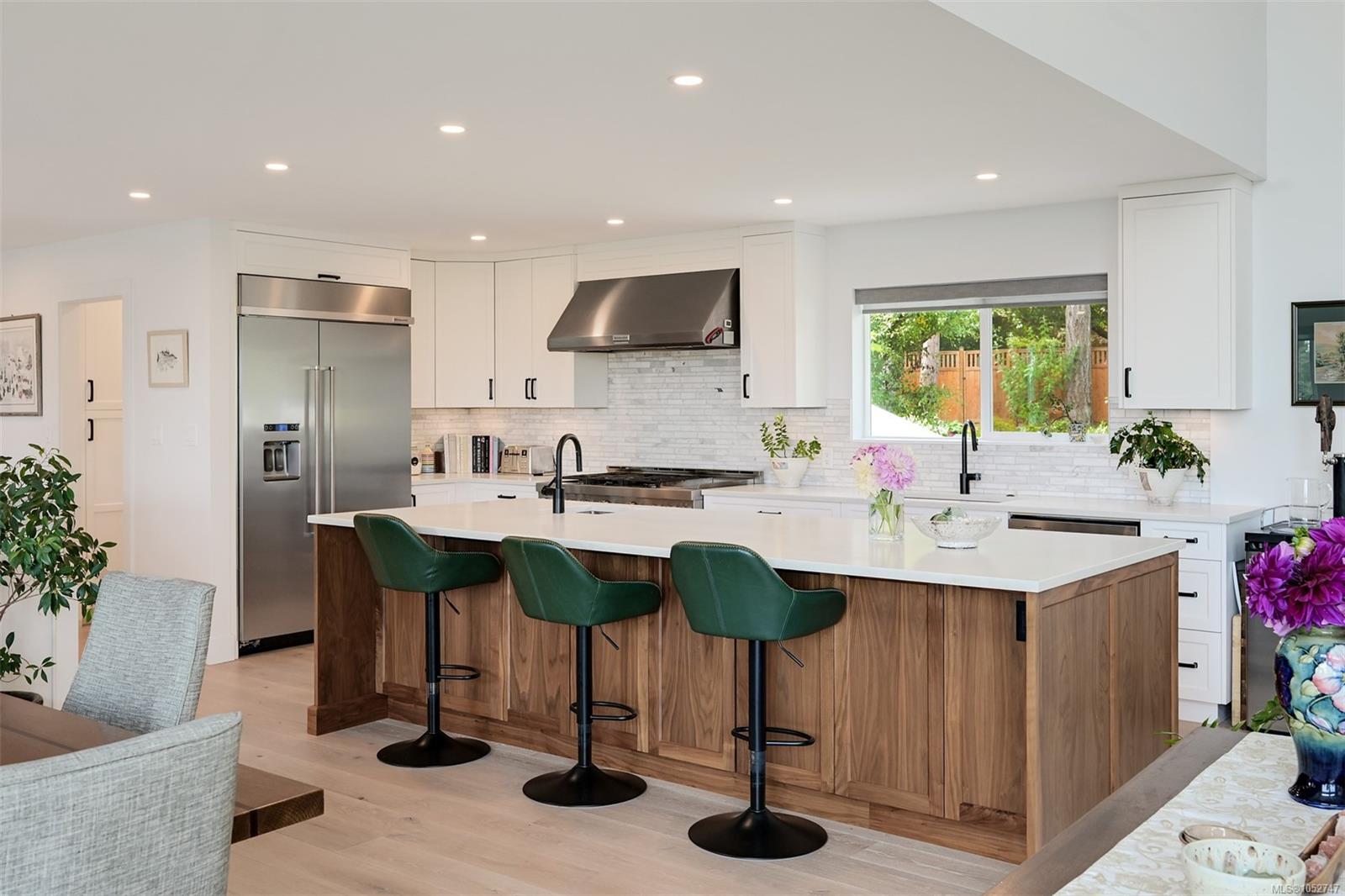 8566 Moxon Terr — listing photo 13 of 77