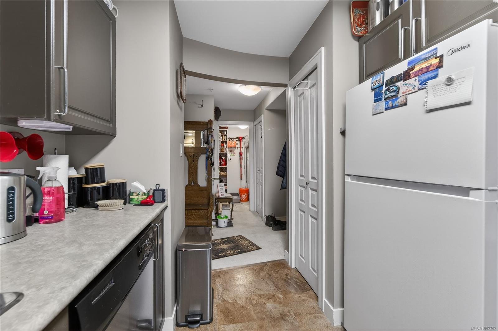 204-799 Blackberry Rd — listing photo 4 of 20