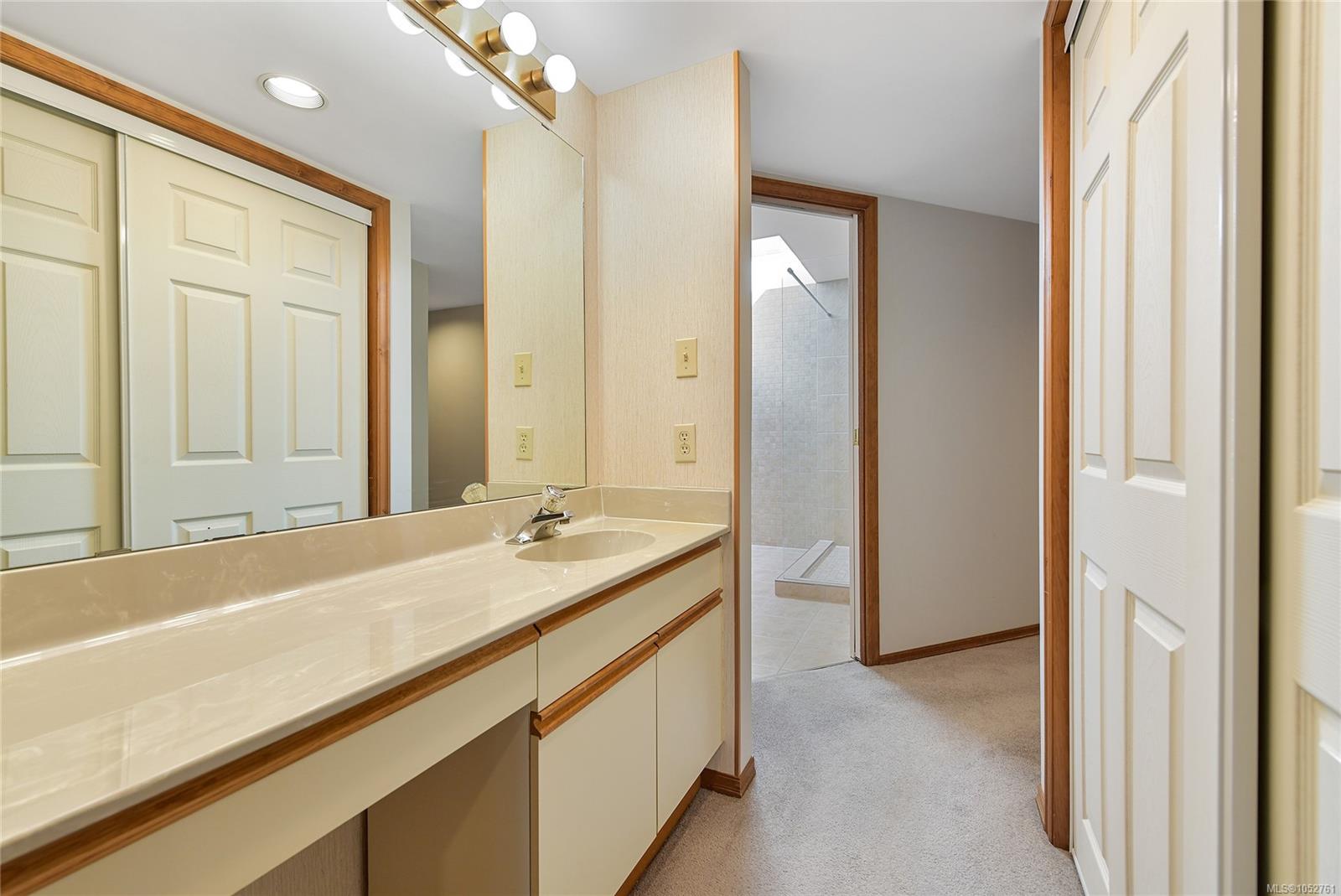 4404 Meadowood Pl — listing photo 14 of 40