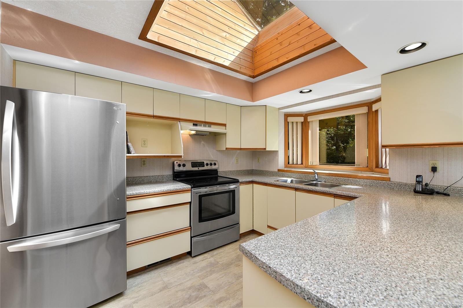 4404 Meadowood Pl — listing photo 9 of 40