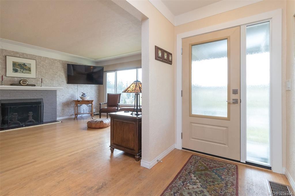 368 Gorge Rd — listing photo 14 of 50