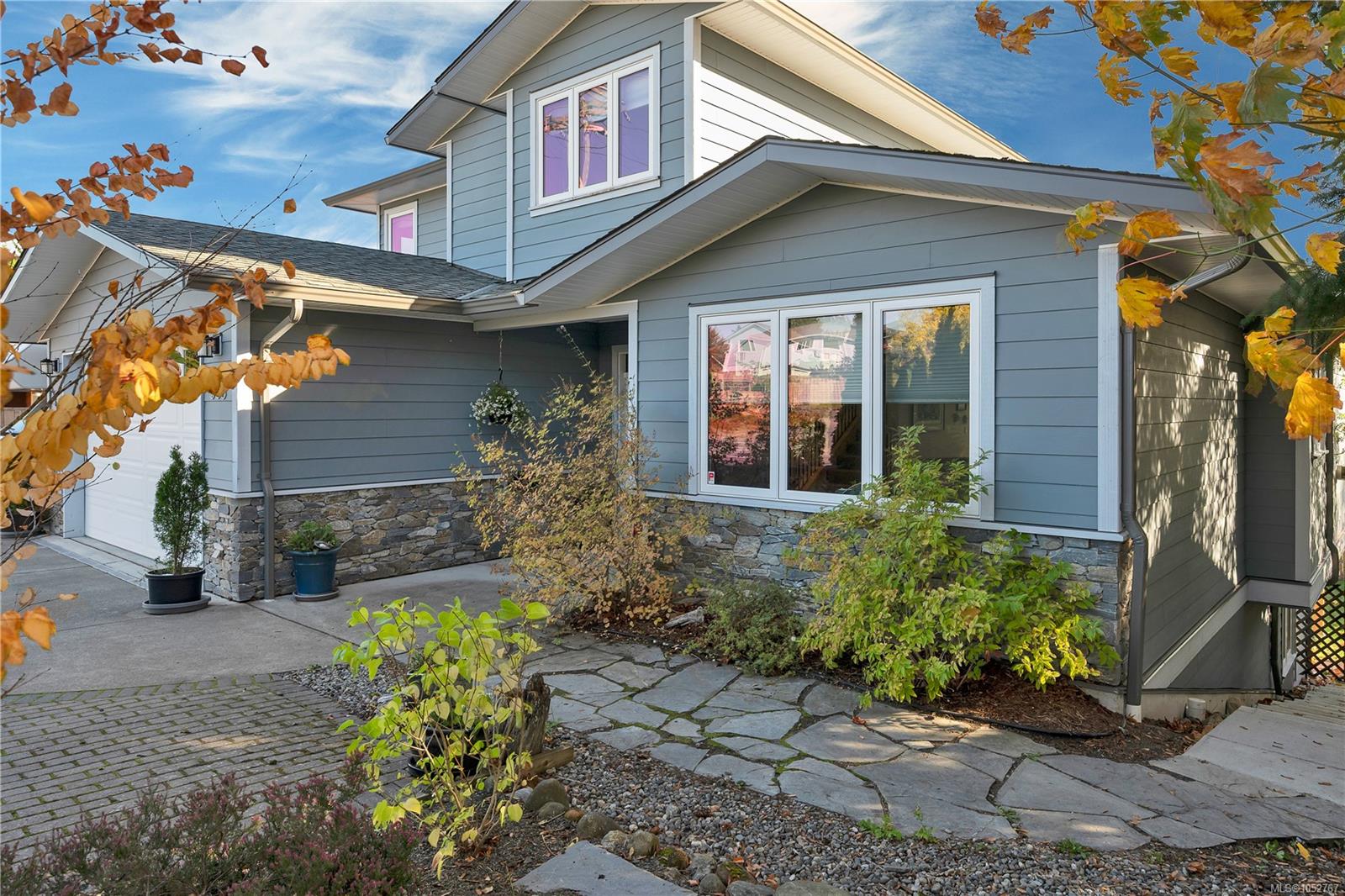 983 Alder St — listing photo 3 of 68