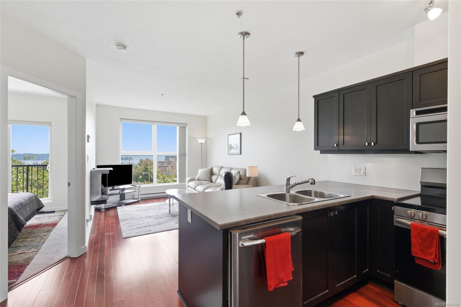 304-555 Franklyn St — listing photo 2 of 35