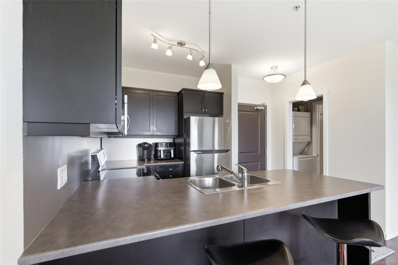 304-555 Franklyn St — listing photo 3 of 35