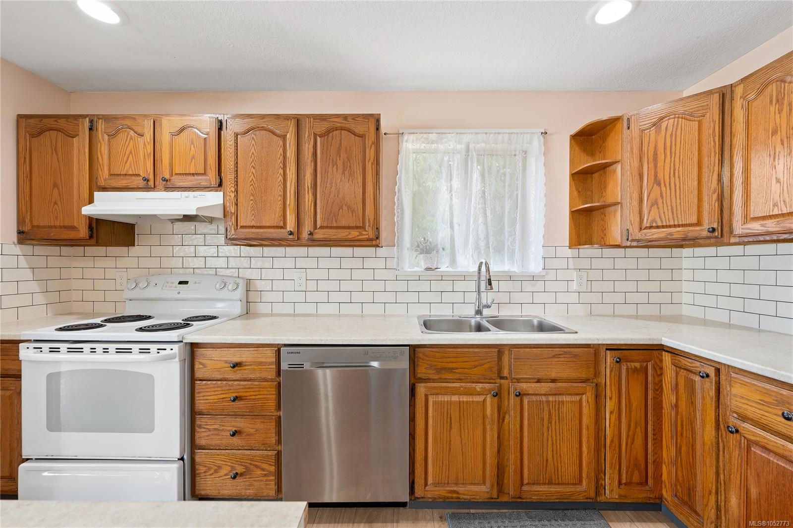 429 Davis Rd — listing photo 11 of 56