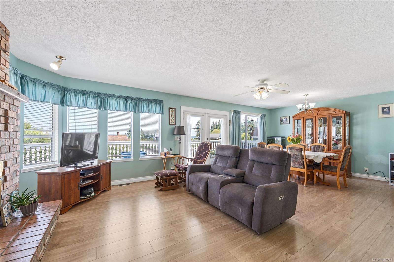 429 Davis Rd — listing photo 4 of 56
