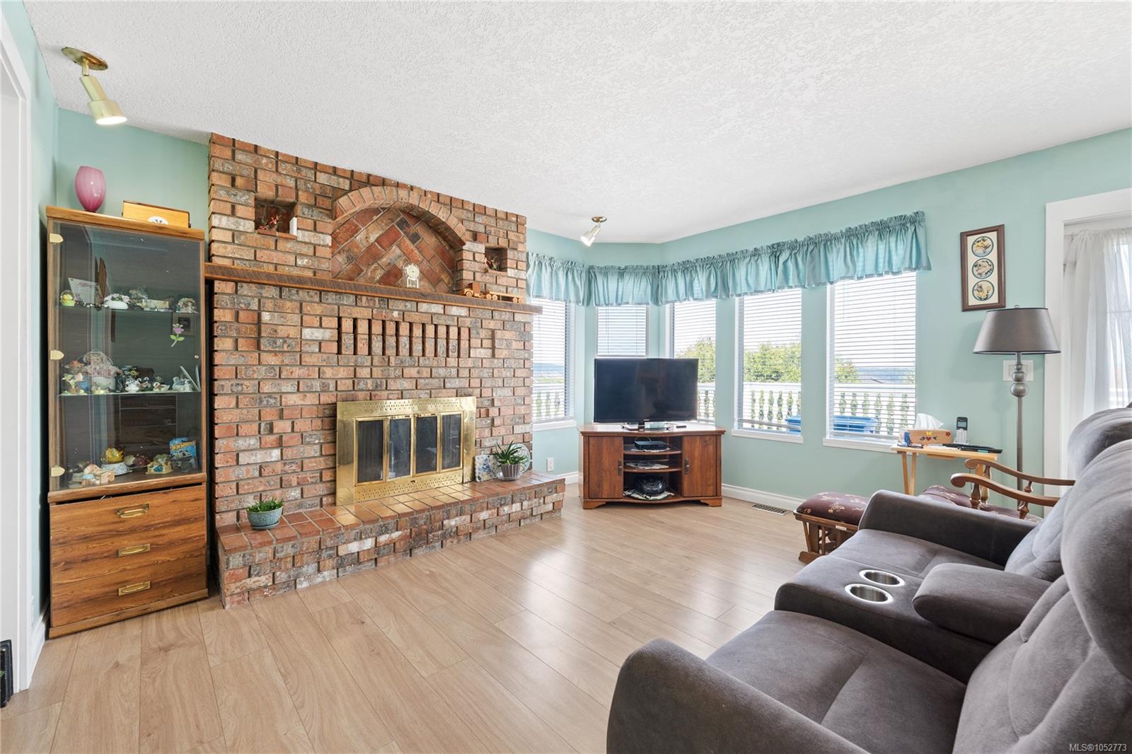 429 Davis Rd — listing photo 6 of 56