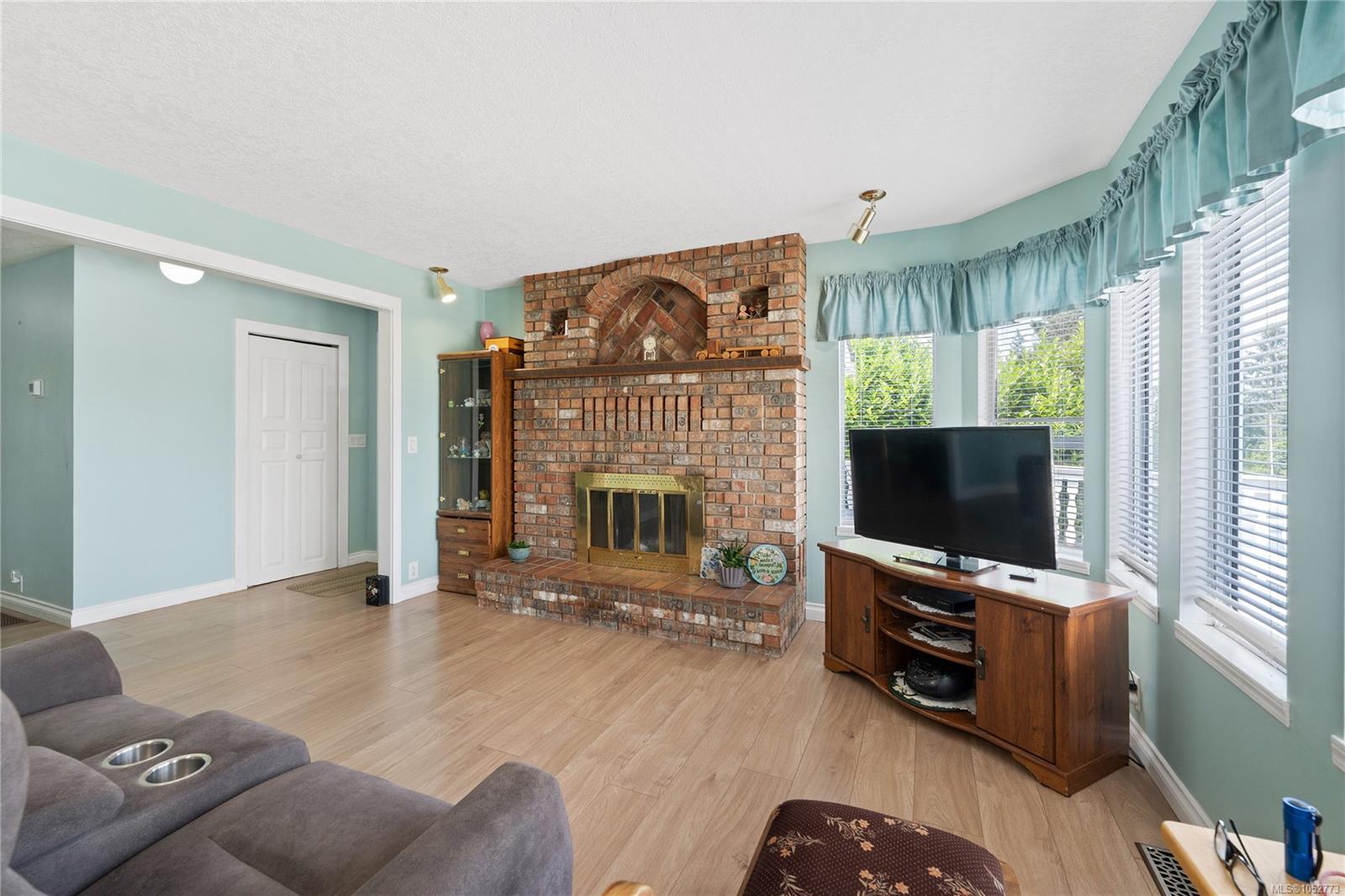 429 Davis Rd — listing photo 7 of 56