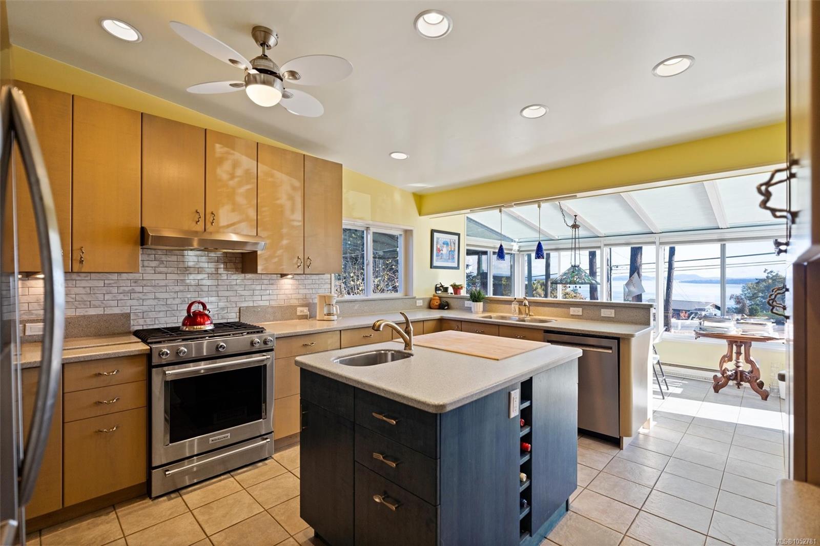 8698 East Saanich Rd — listing photo 12 of 32