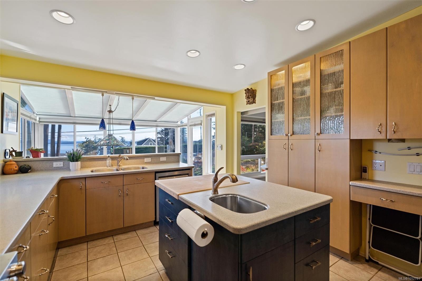 8698 East Saanich Rd — listing photo 13 of 32