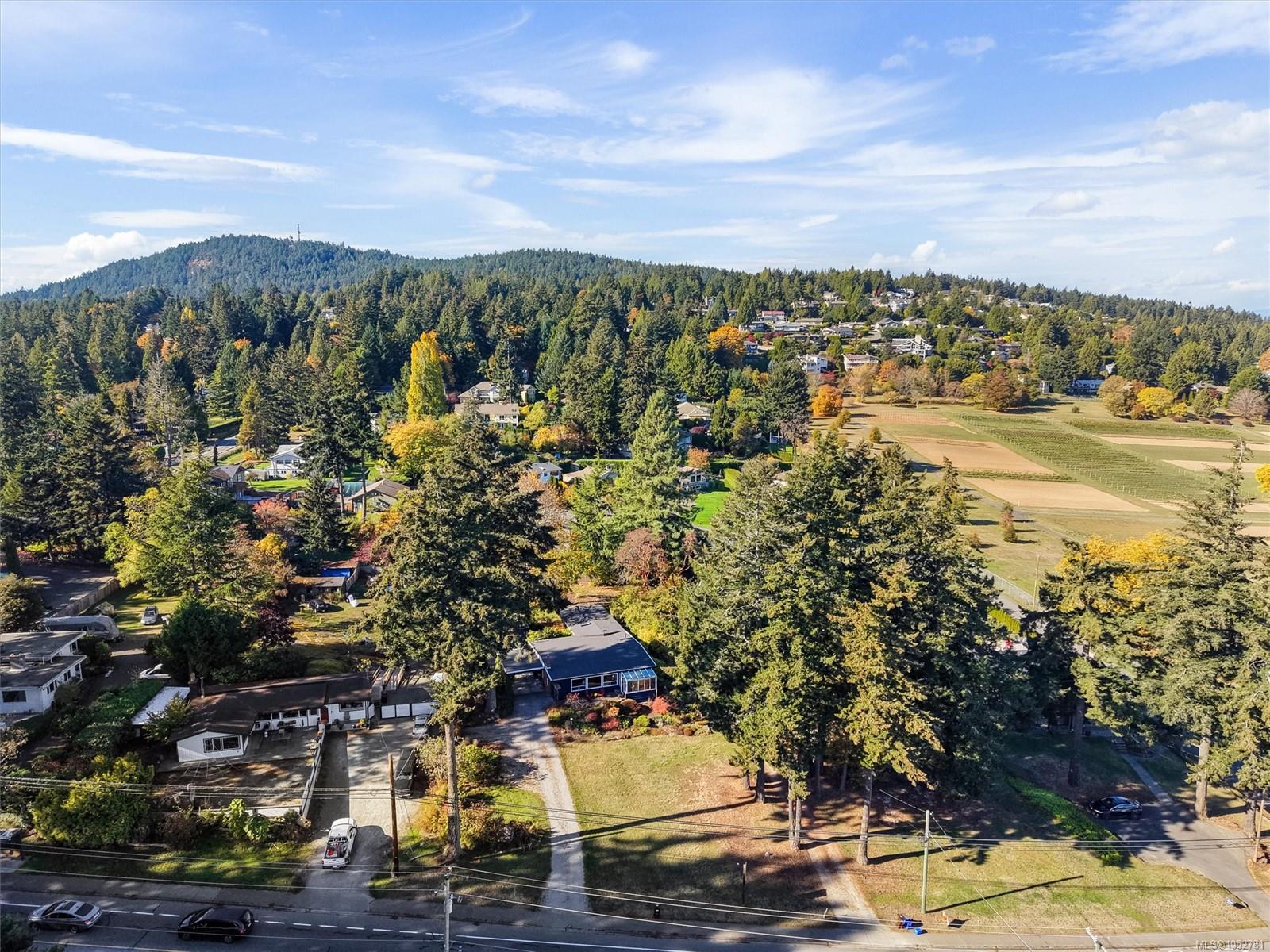 8698 East Saanich Rd — listing photo 3 of 32