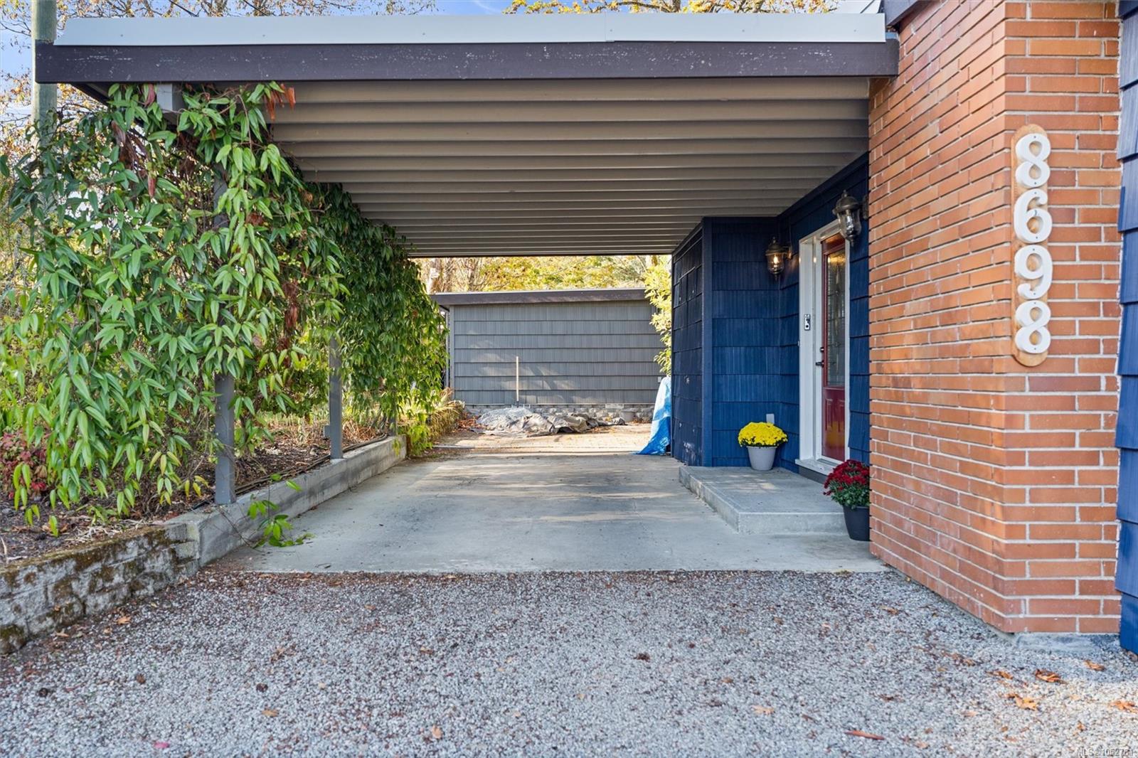 8698 East Saanich Rd — listing photo 4 of 32