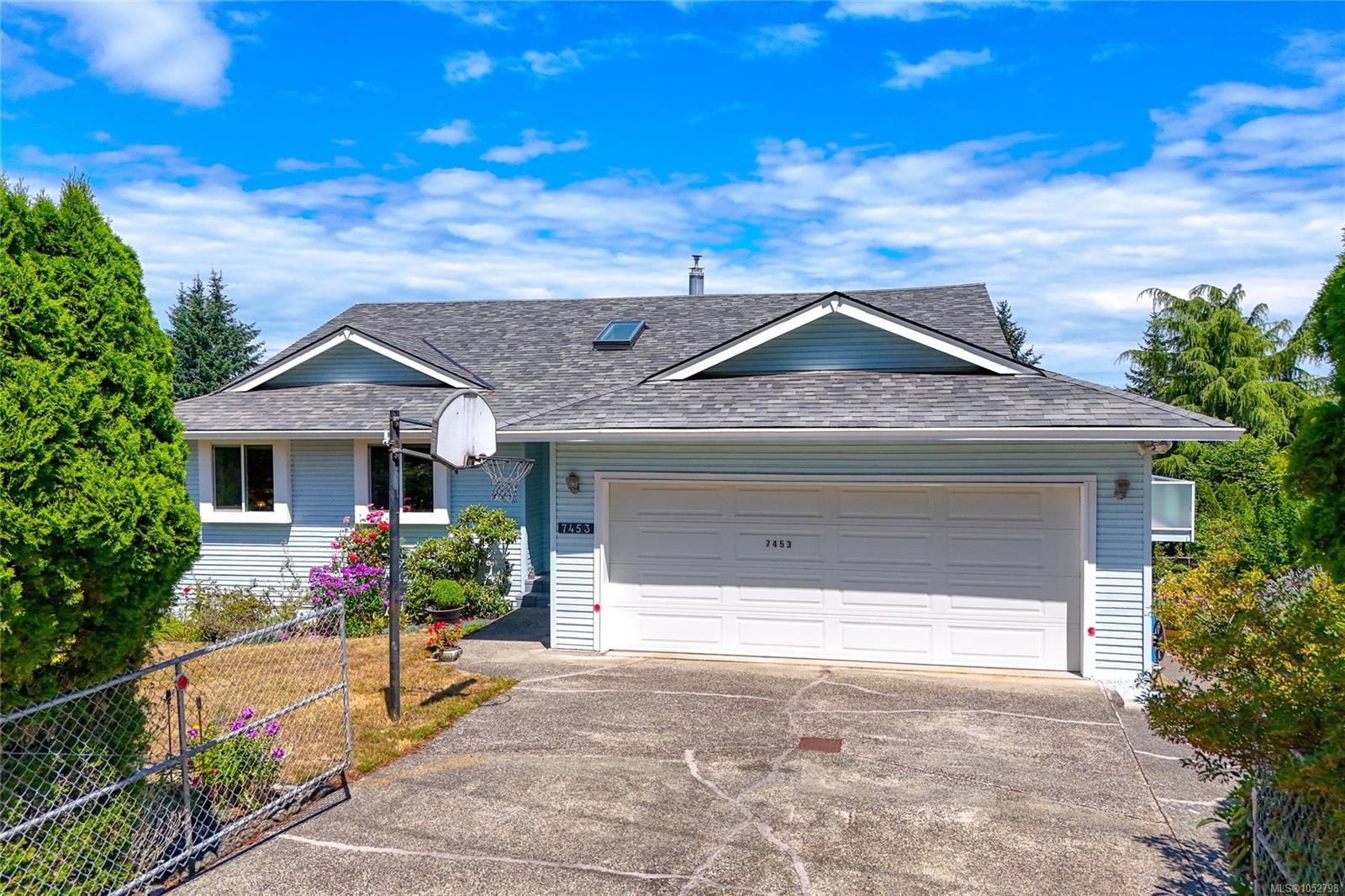 7453 Veyaness Rd — listing photo 2 of 43