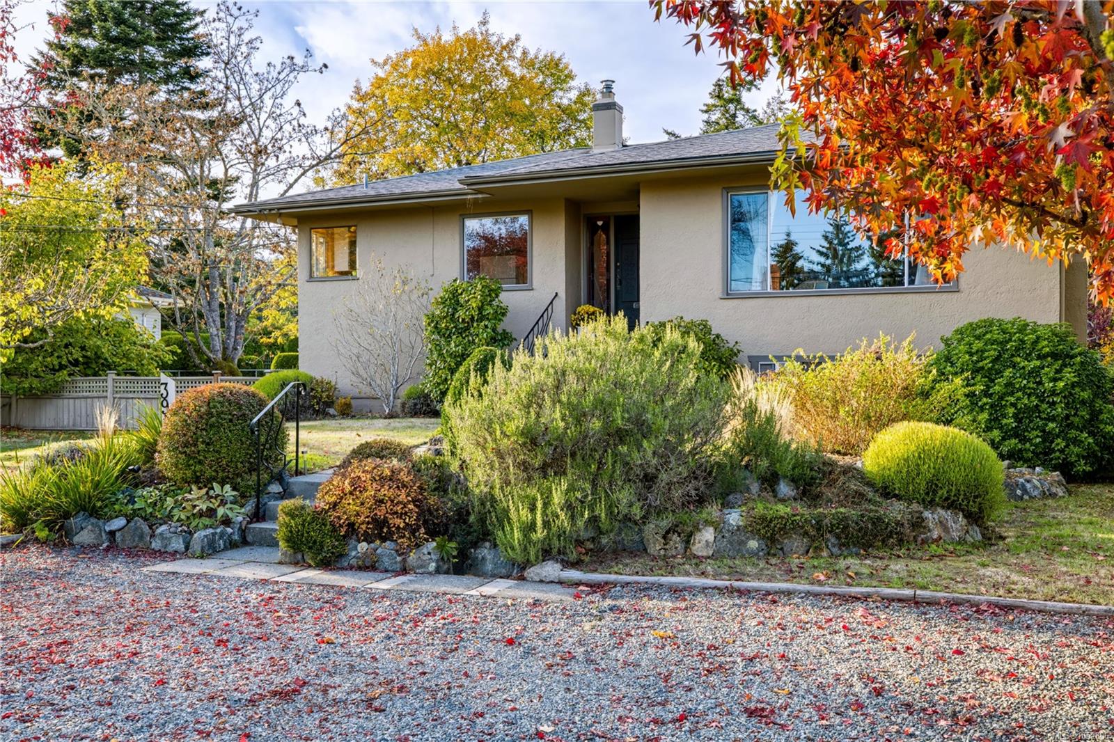 3910 Scolton Rd — listing photo 3 of 46