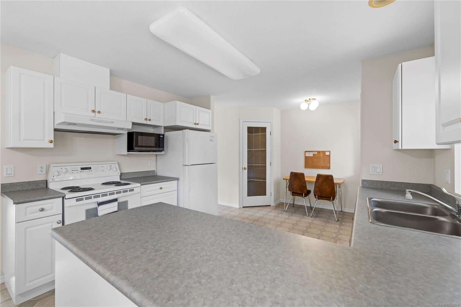 1024 Centre Cres — listing photo 11 of 52