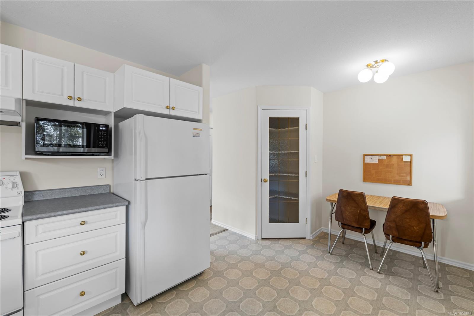 1024 Centre Cres — listing photo 13 of 52