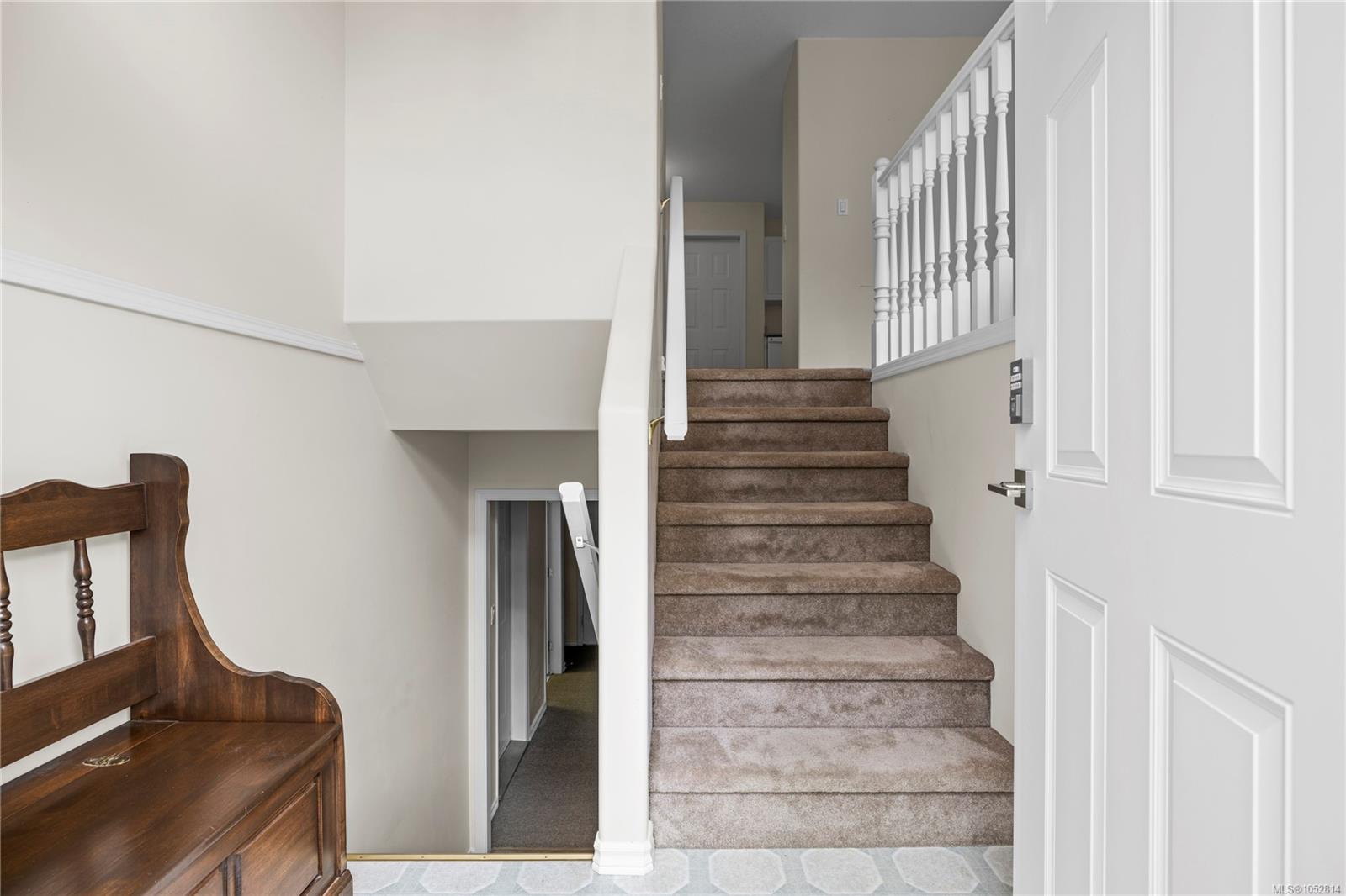 1024 Centre Cres — listing photo 4 of 52
