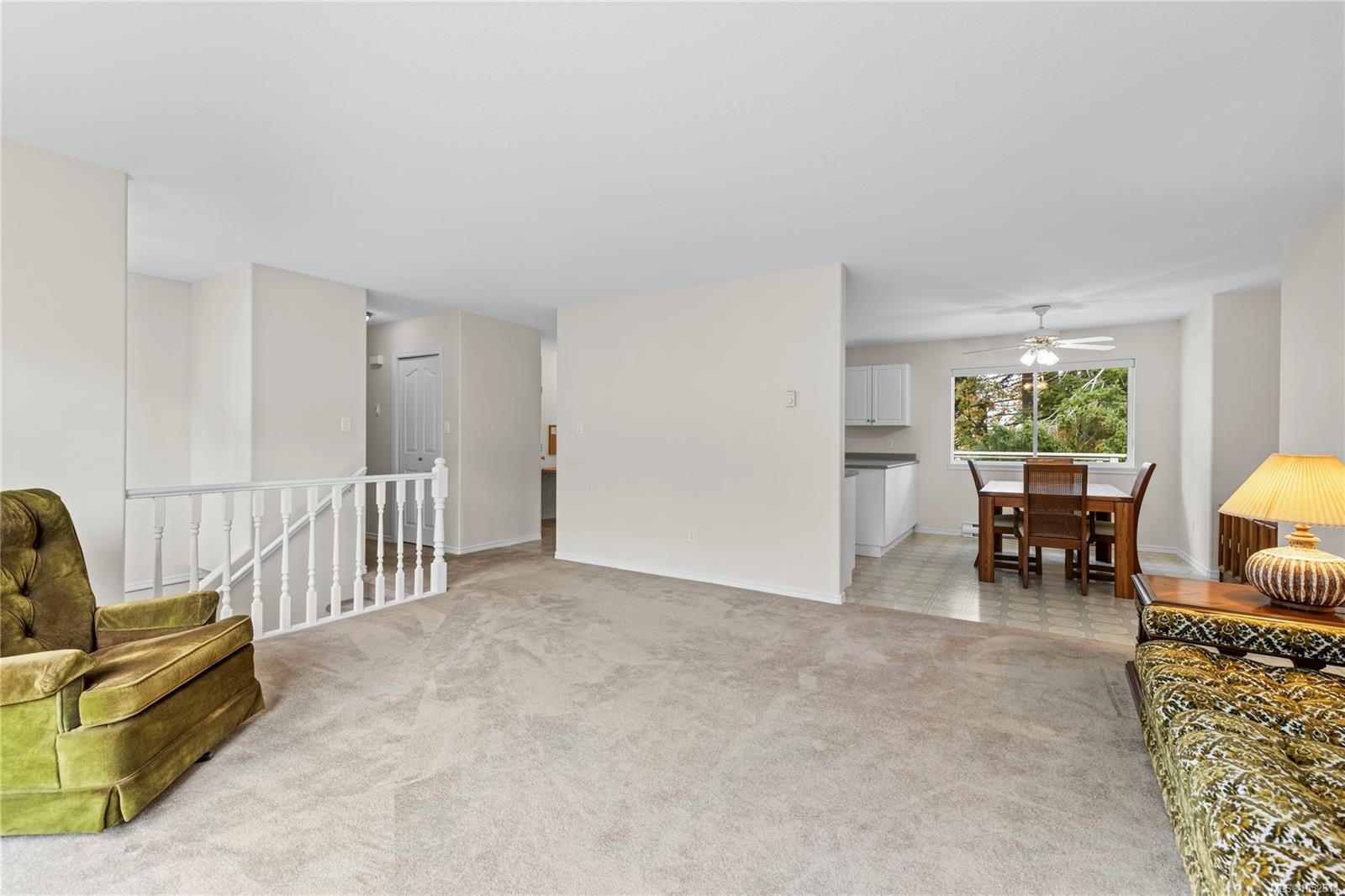 1024 Centre Cres — listing photo 5 of 52