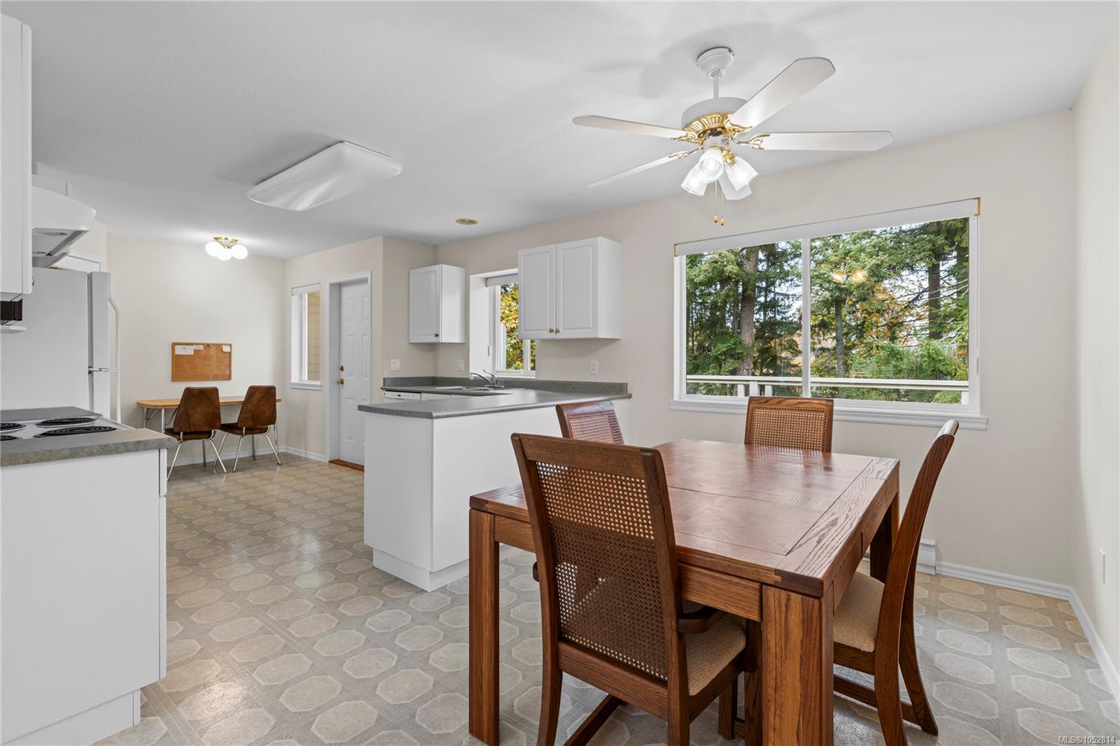 1024 Centre Cres — listing photo 6 of 52