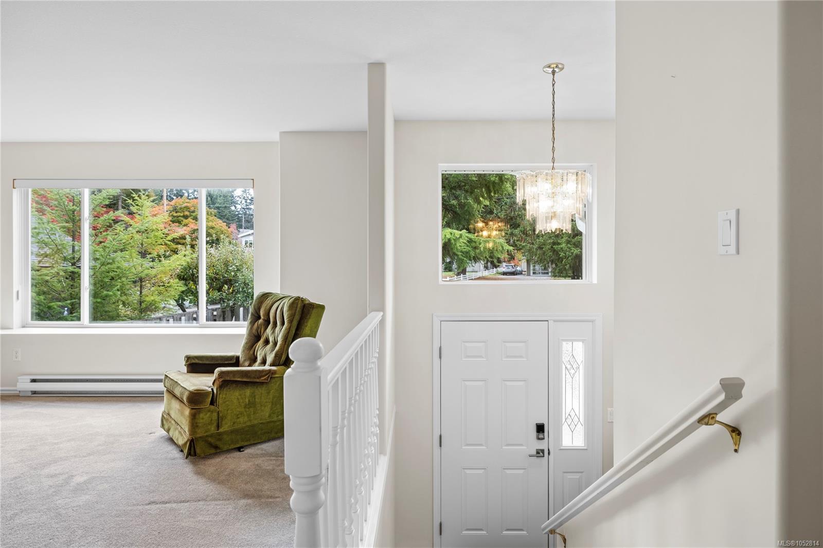 1024 Centre Cres — listing photo 8 of 52