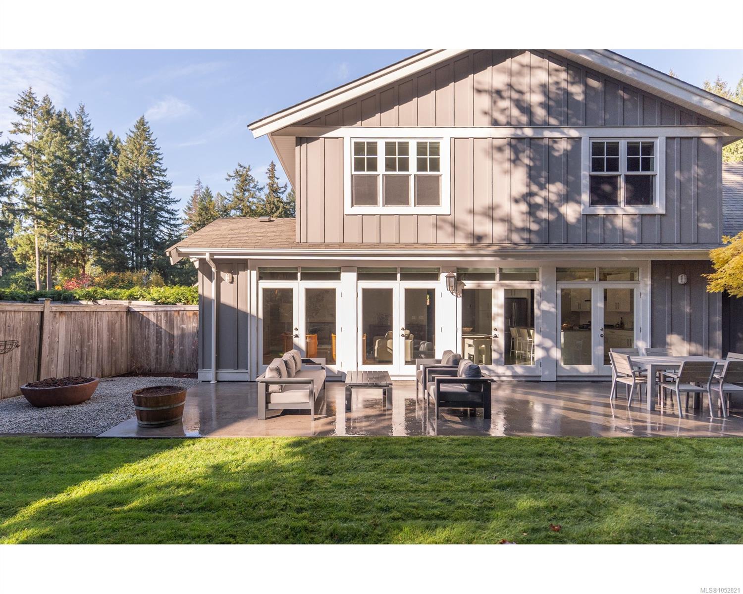 300 Sunningdale Rd — listing photo 3 of 54