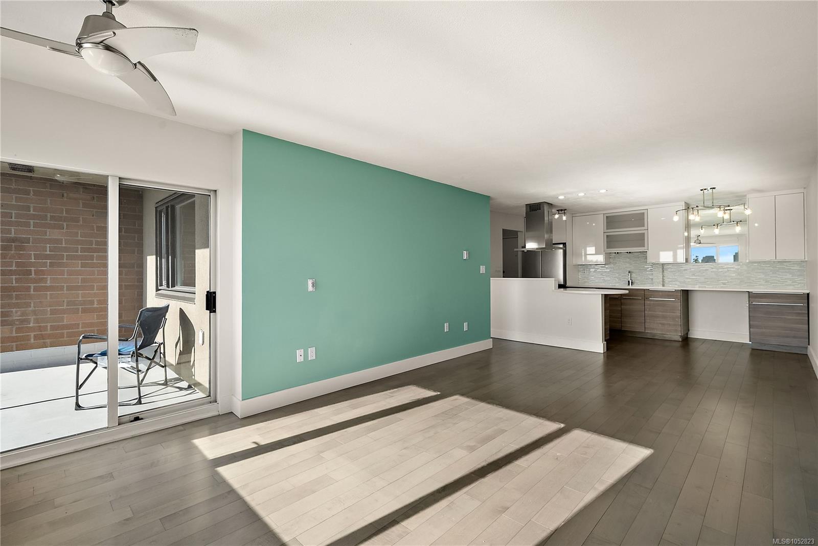 802-105 Gorge Rd — listing photo 10 of 34