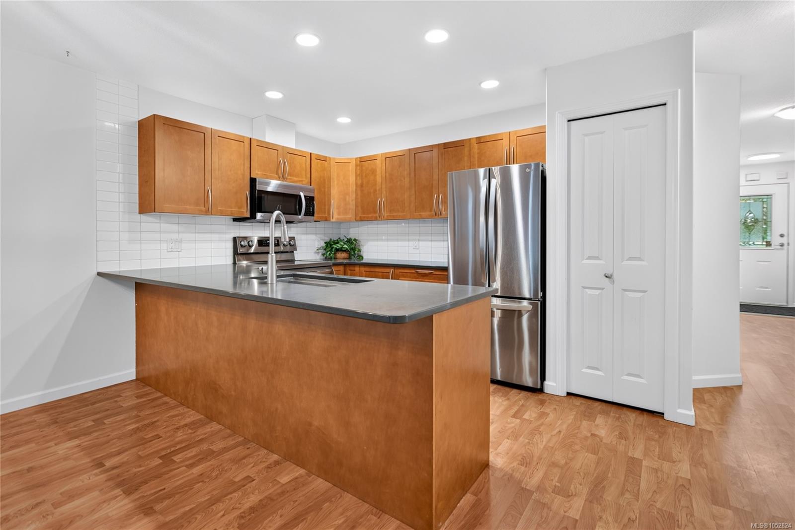 9-2728 1st St — listing photo 3 of 45