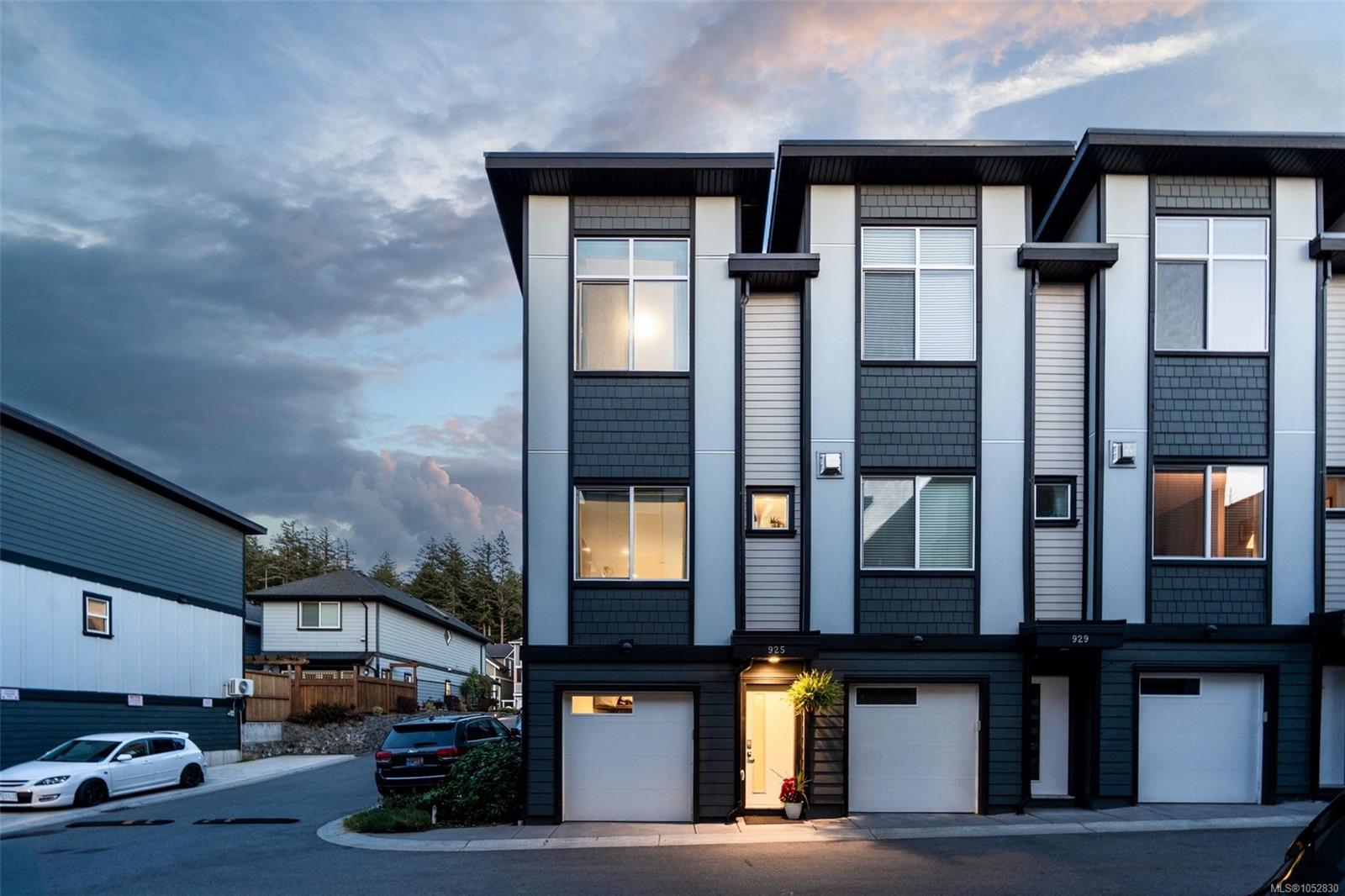 925 Turnstone Ridge — listing photo 3 of 31