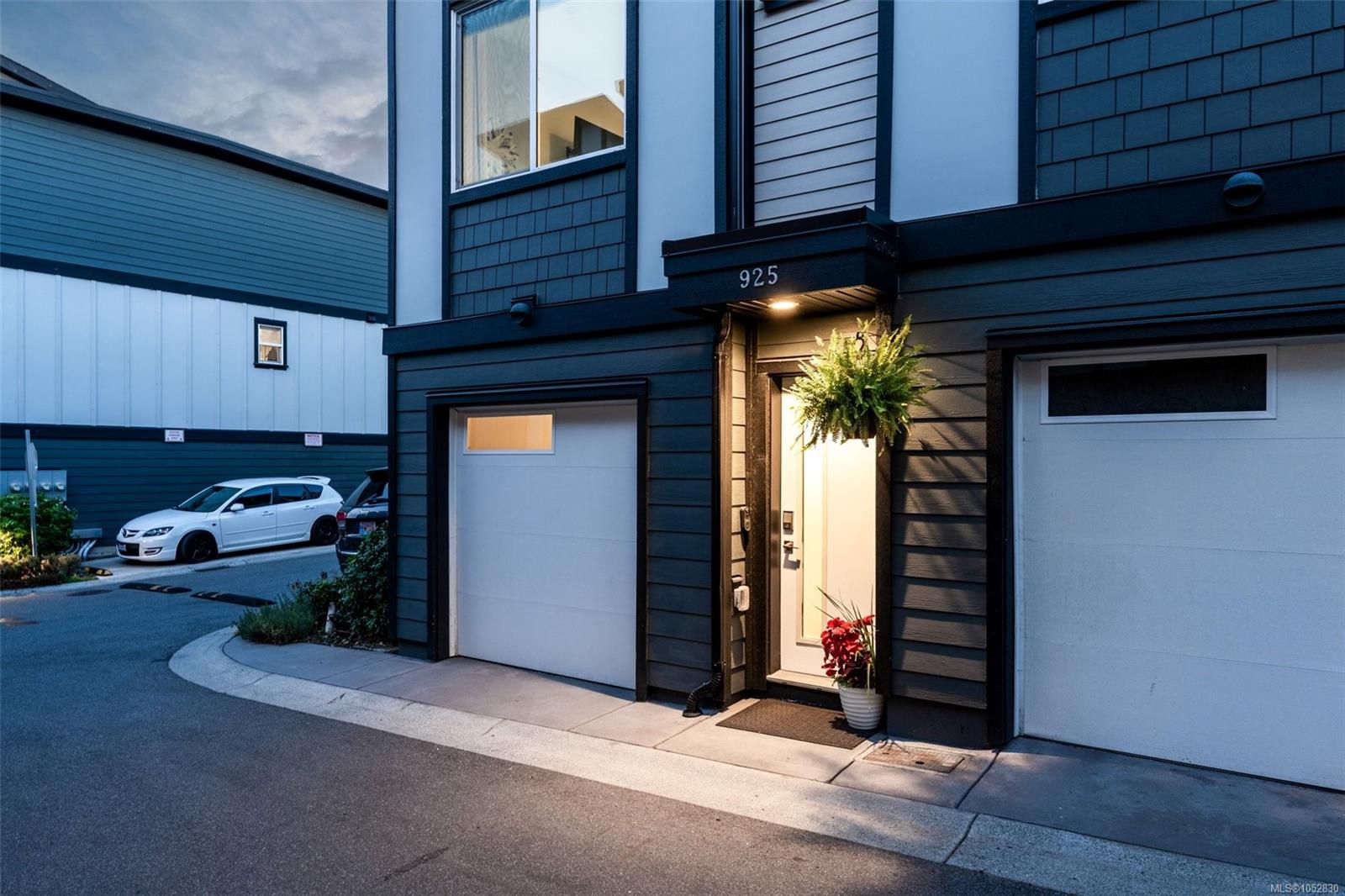 925 Turnstone Ridge — listing photo 5 of 31