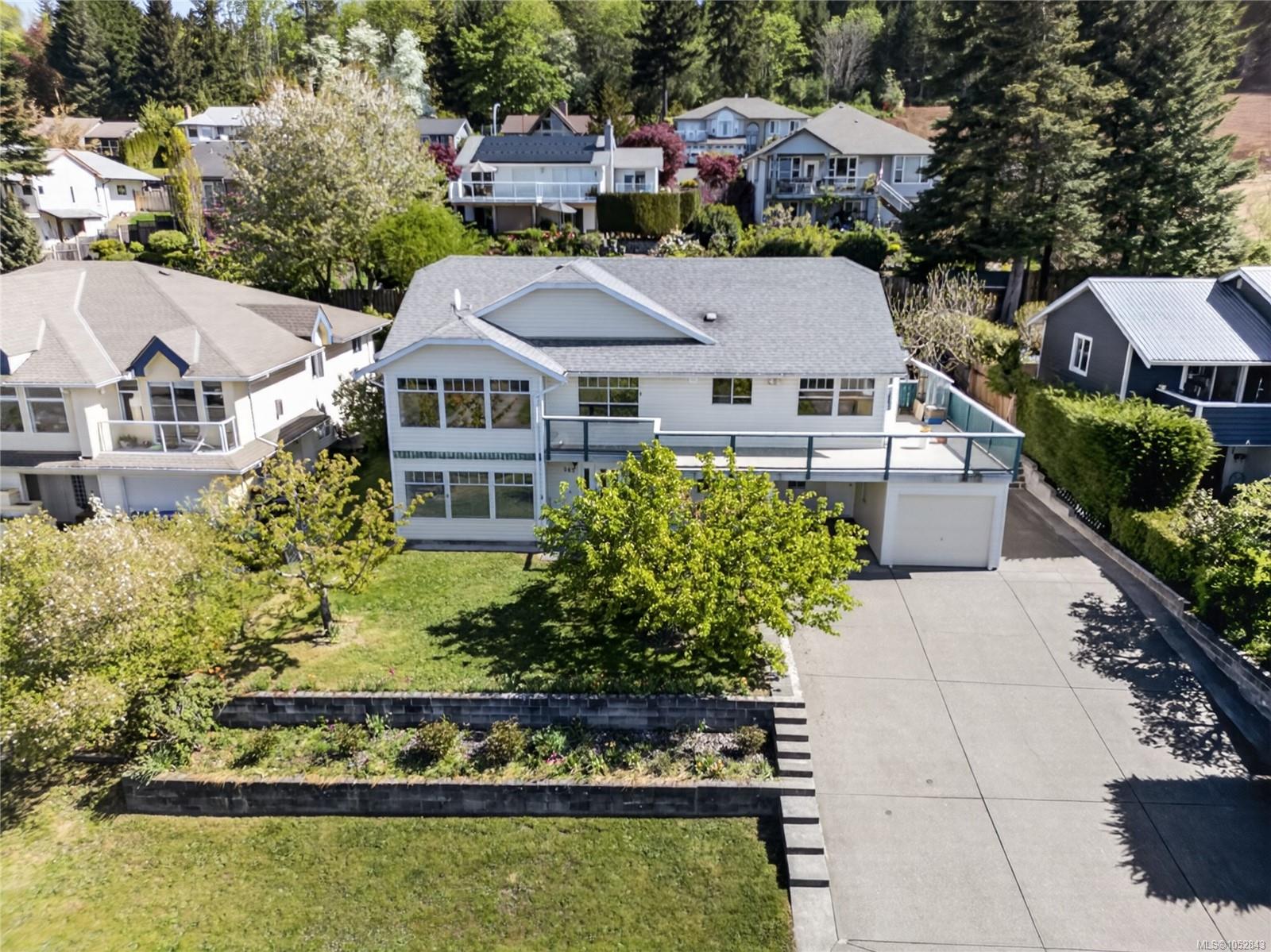 365 Panorama Cres — listing photo 2 of 76