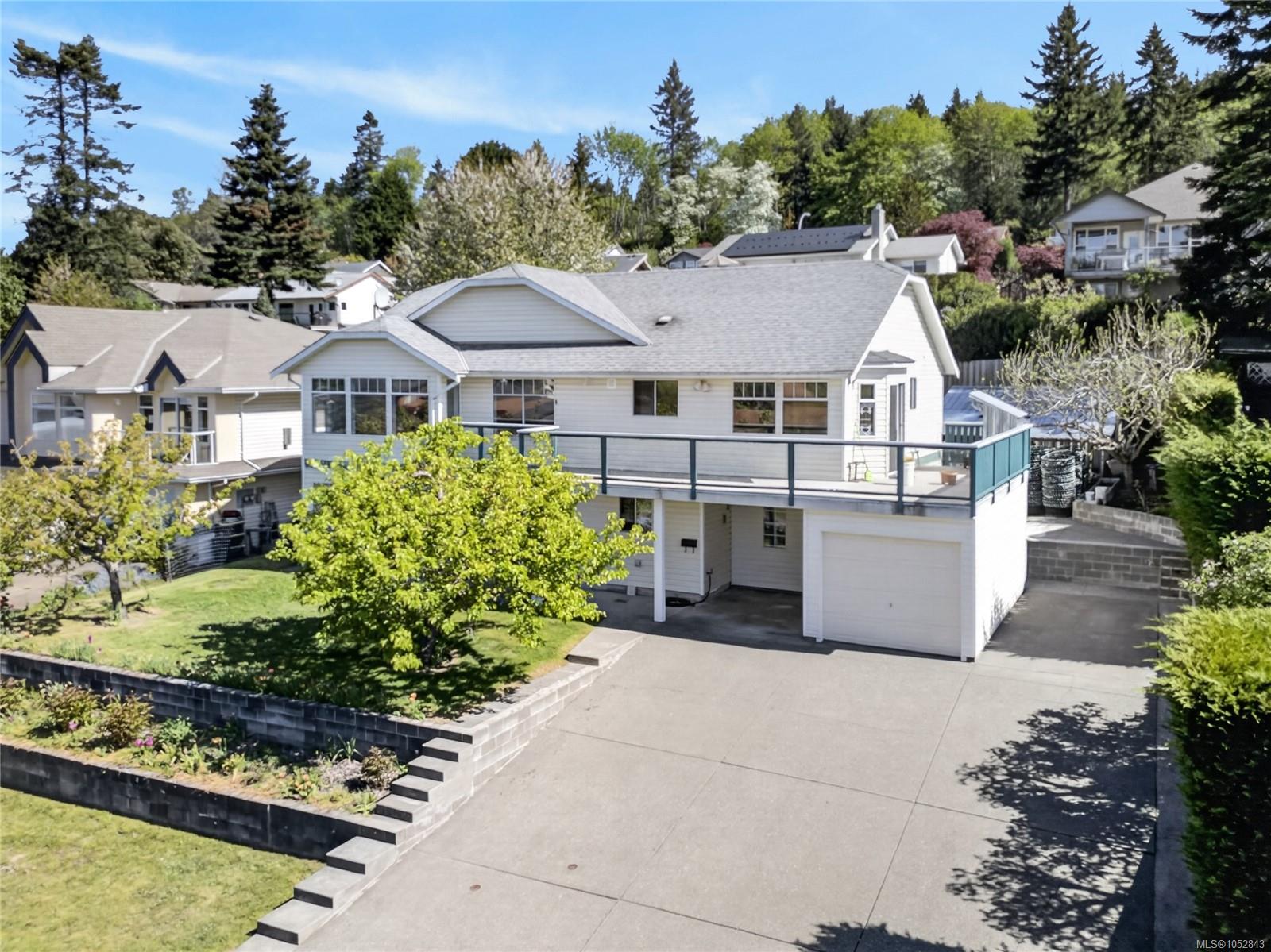 365 Panorama Cres — listing photo 3 of 76