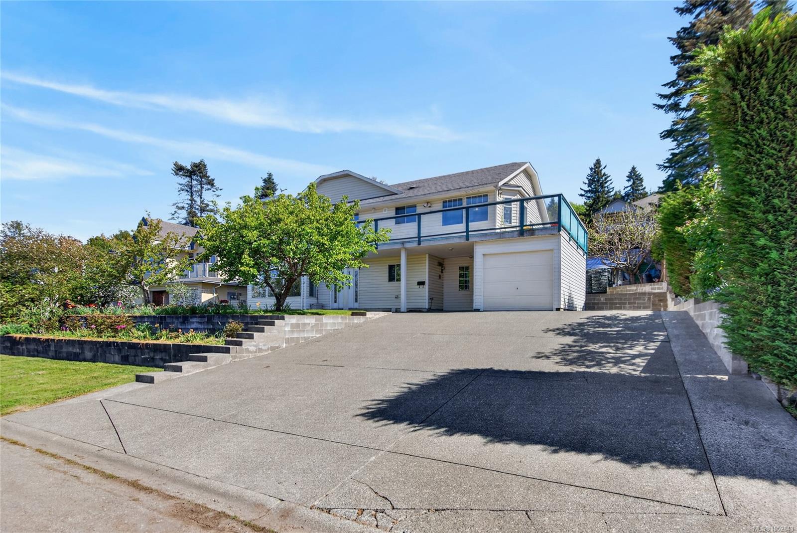365 Panorama Cres — listing photo 4 of 76