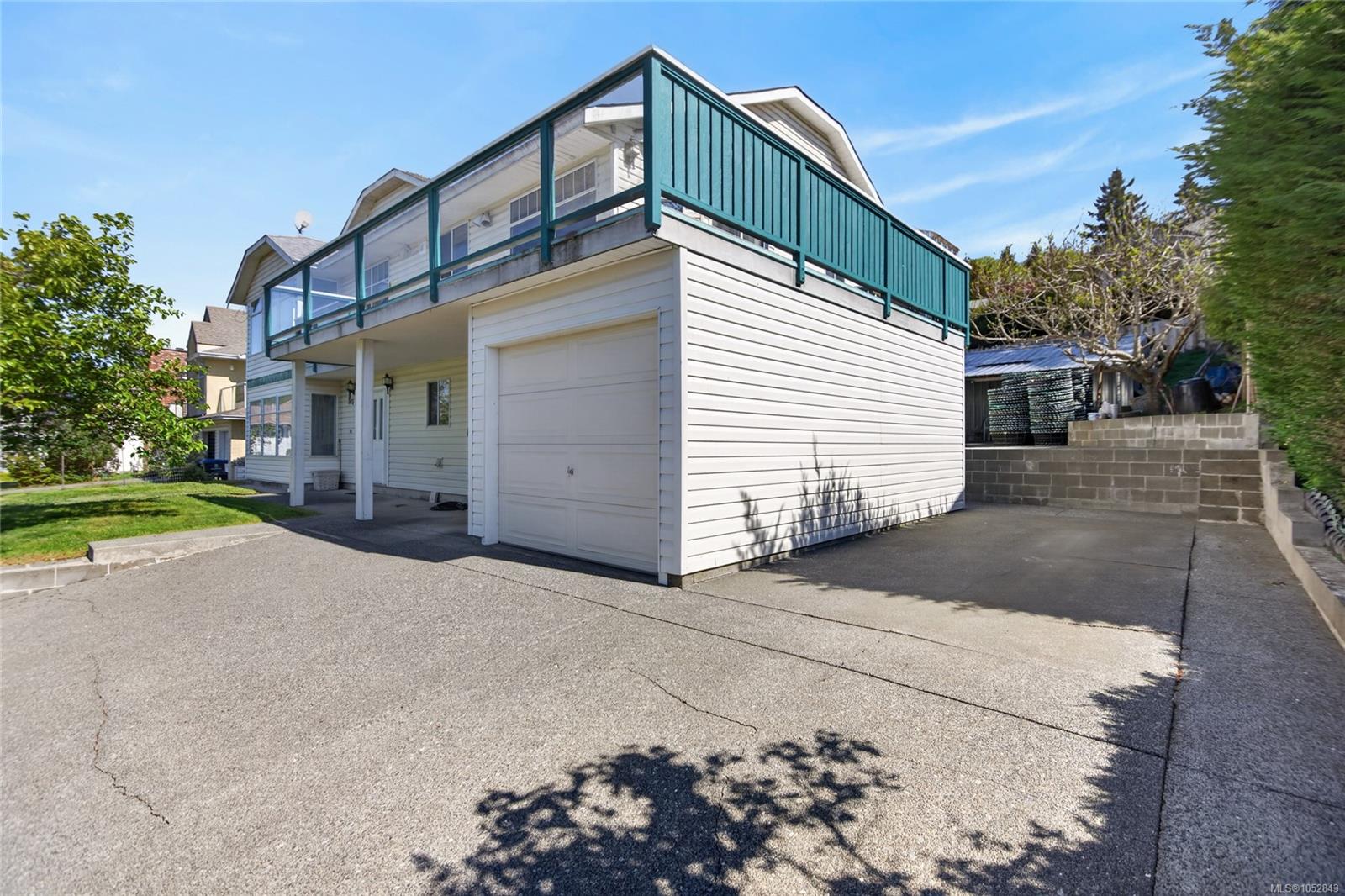 365 Panorama Cres — listing photo 5 of 76