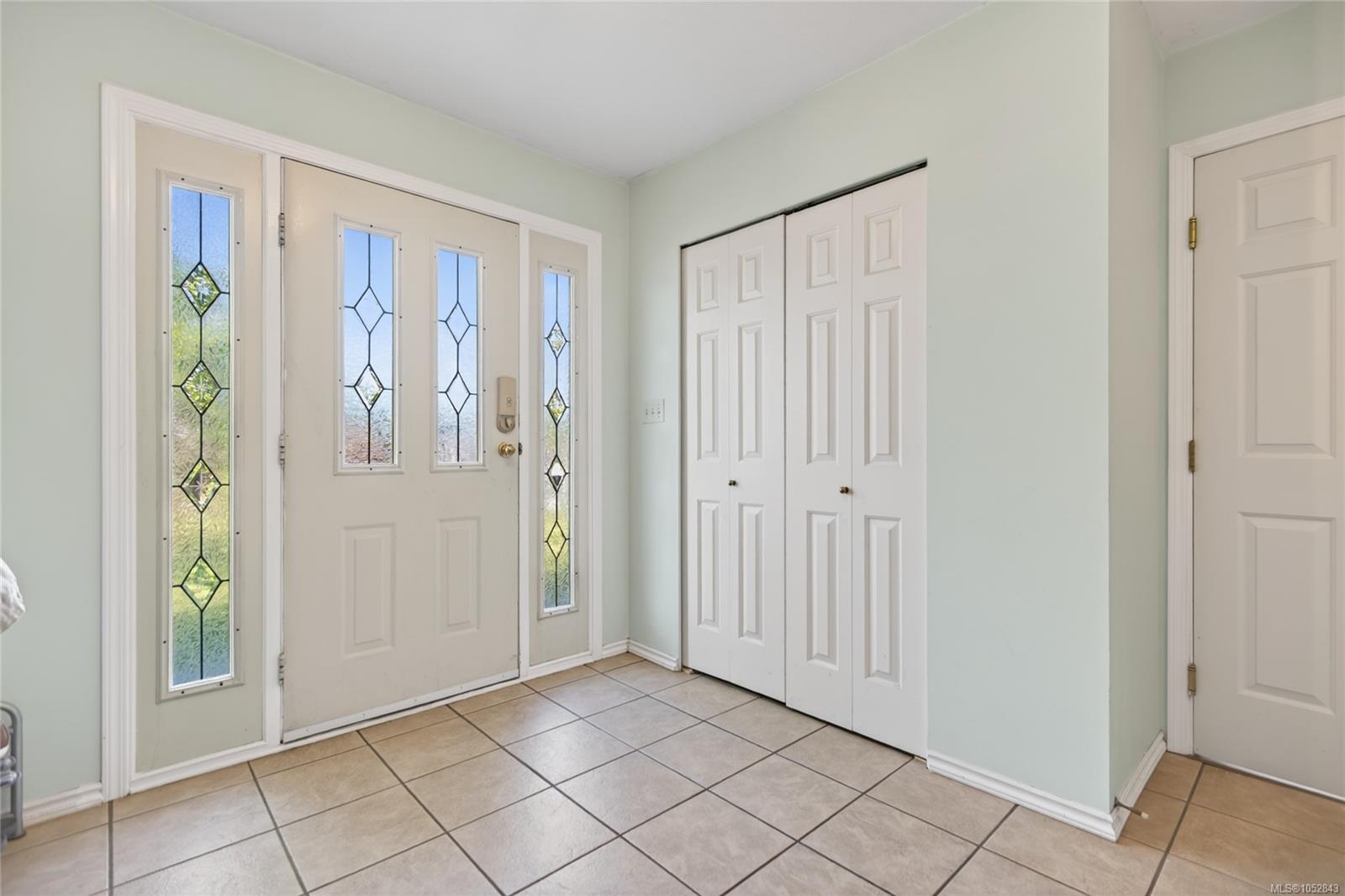 365 Panorama Cres — listing photo 7 of 76