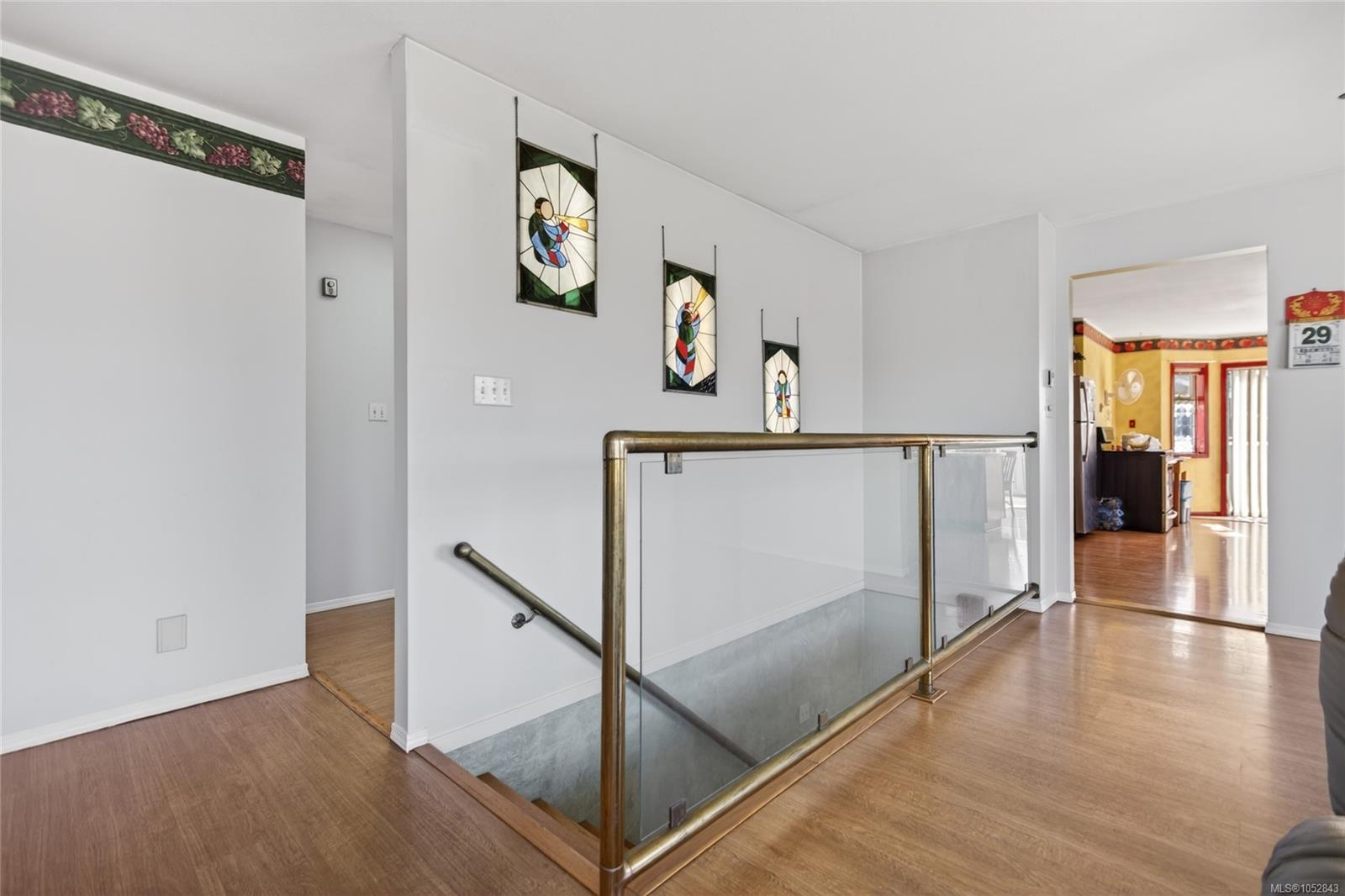 365 Panorama Cres — listing photo 8 of 76