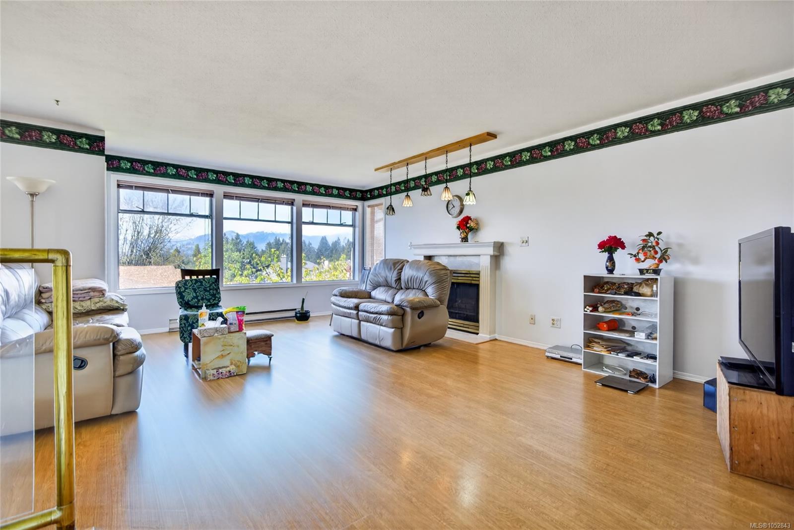 365 Panorama Cres — listing photo 9 of 76