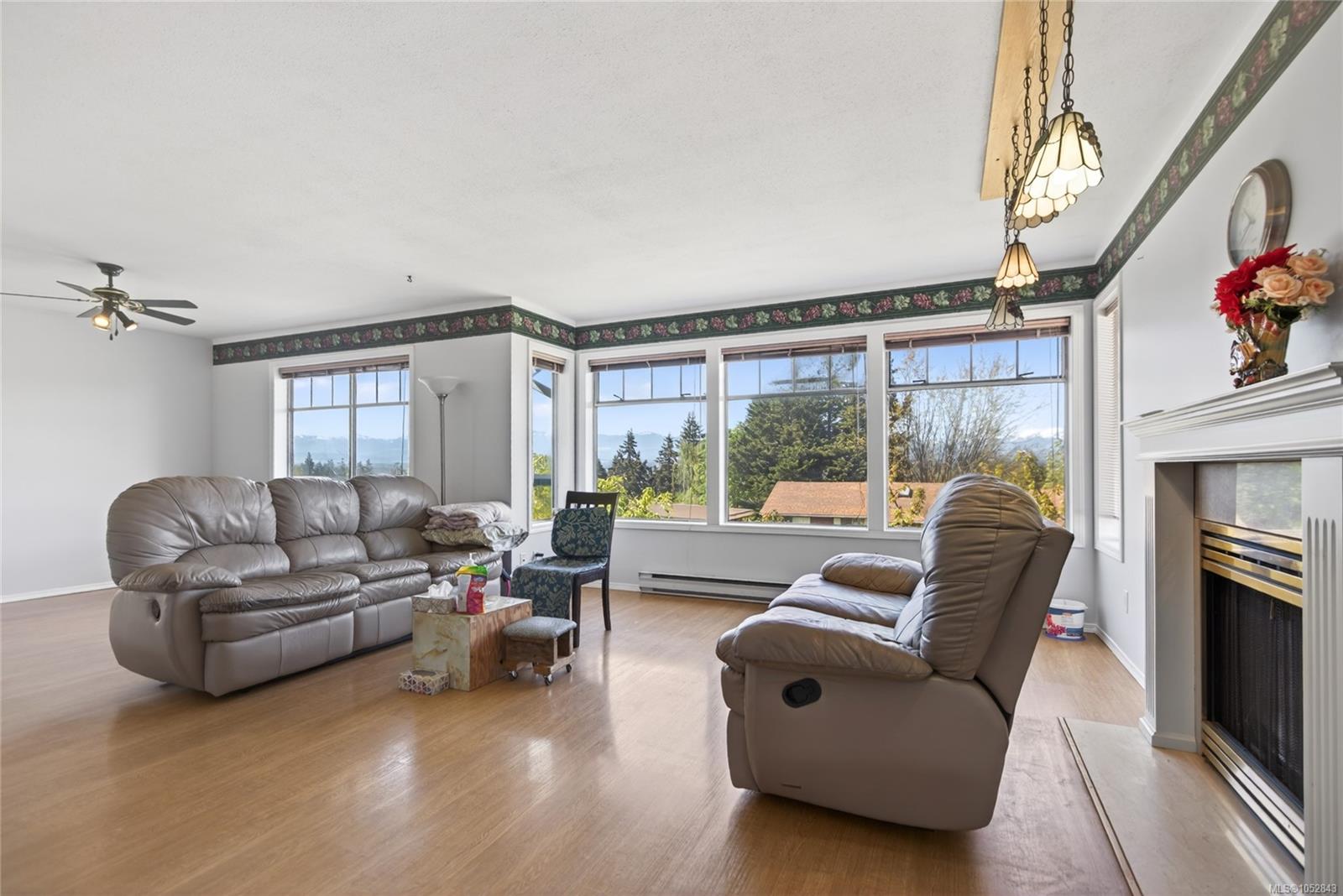 365 Panorama Cres — listing photo 10 of 76