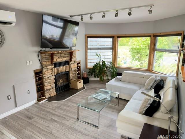 7530 Cadwallader Cres — listing photo 11 of 20