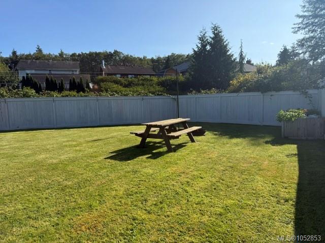 7530 Cadwallader Cres — listing photo 8 of 20