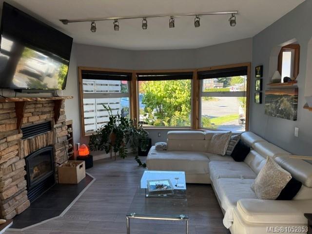 7530 Cadwallader Cres — listing photo 10 of 20