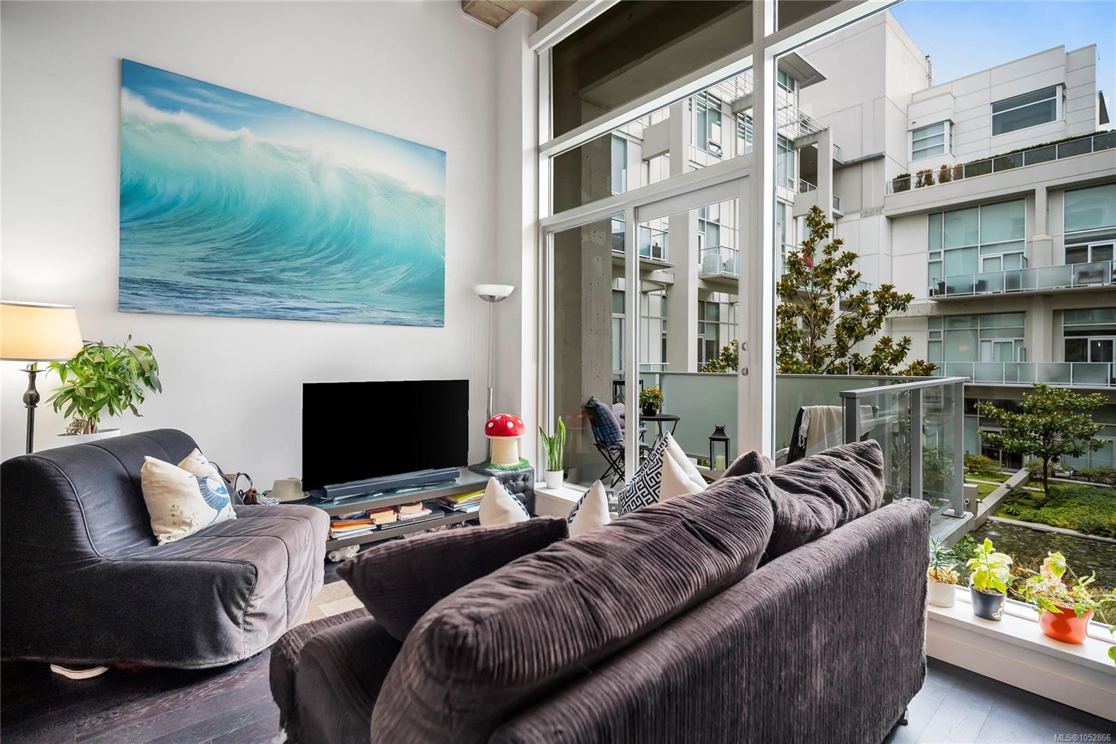 327-770 Fisgard St — listing photo 3 of 36