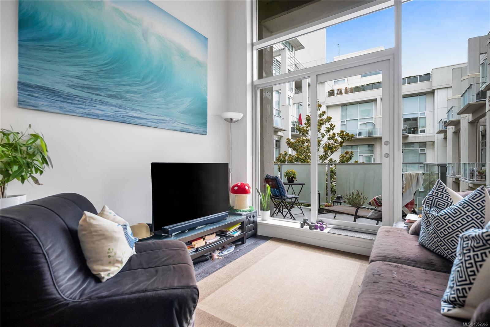 327-770 Fisgard St — listing photo 4 of 36