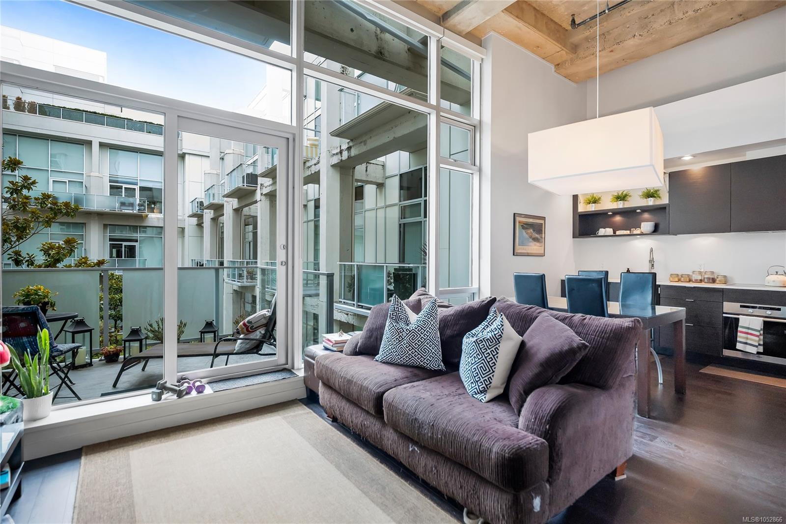 327-770 Fisgard St — listing photo 5 of 36