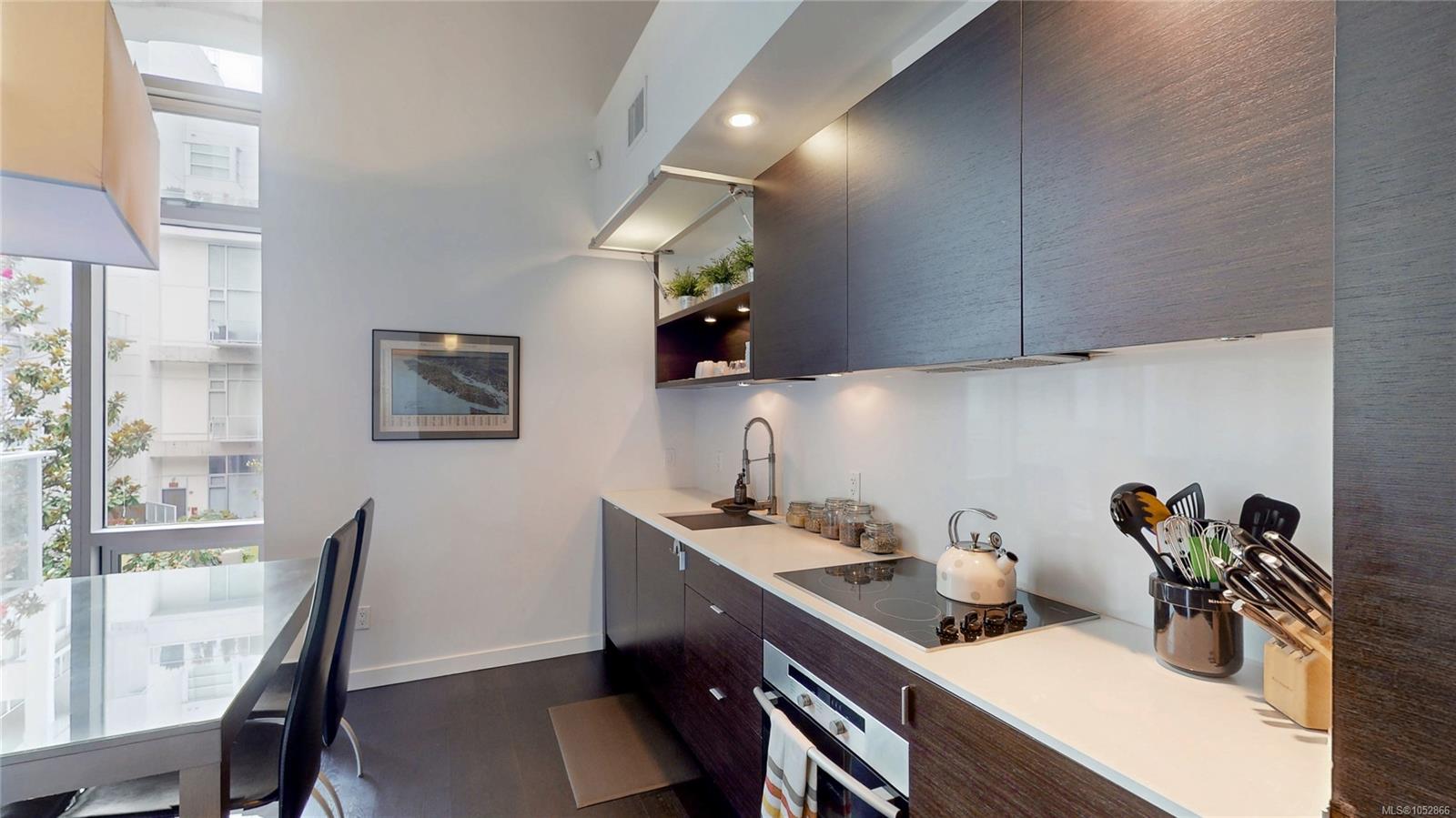 327-770 Fisgard St — listing photo 7 of 36