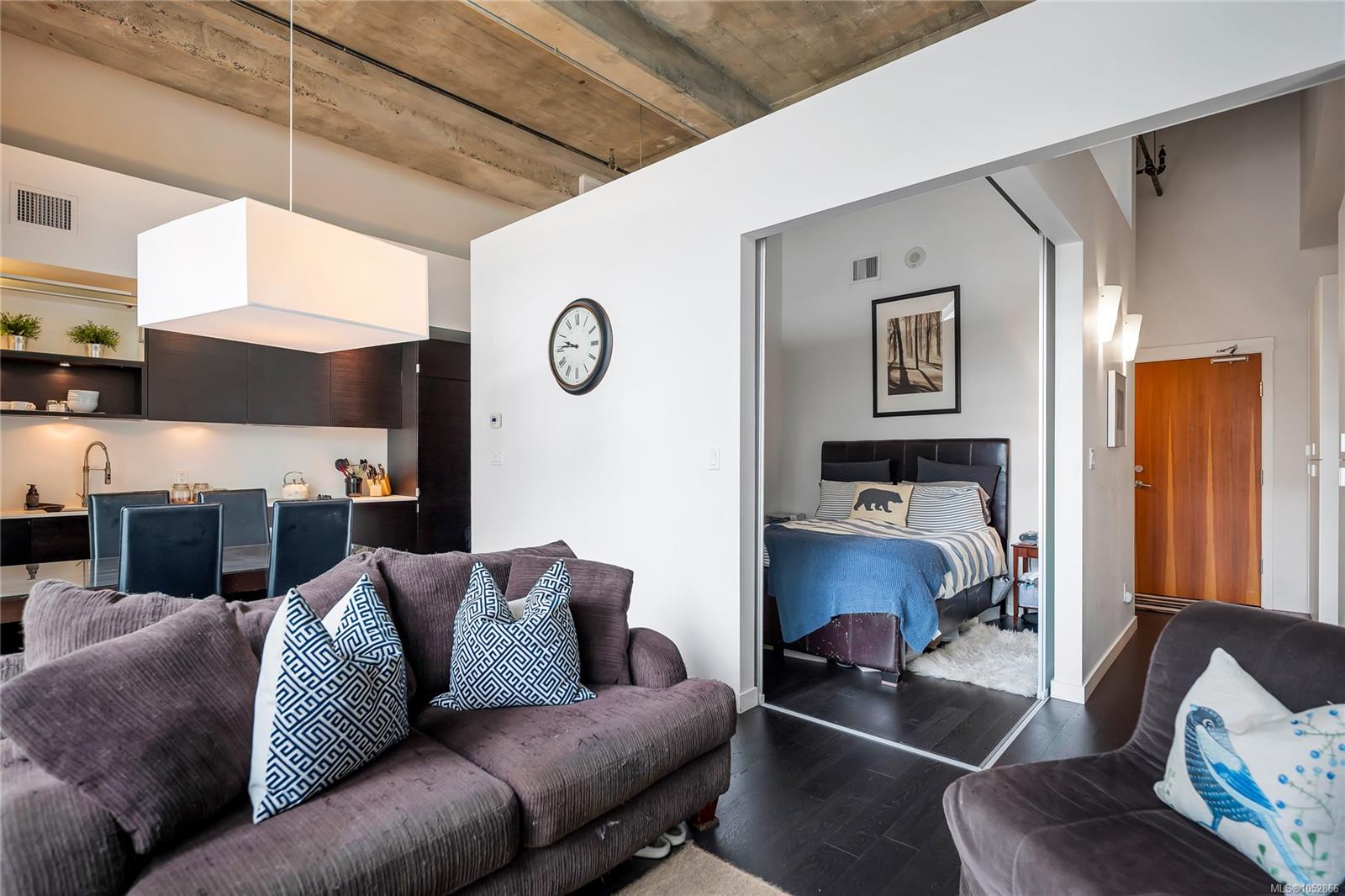 327-770 Fisgard St — listing photo 10 of 36
