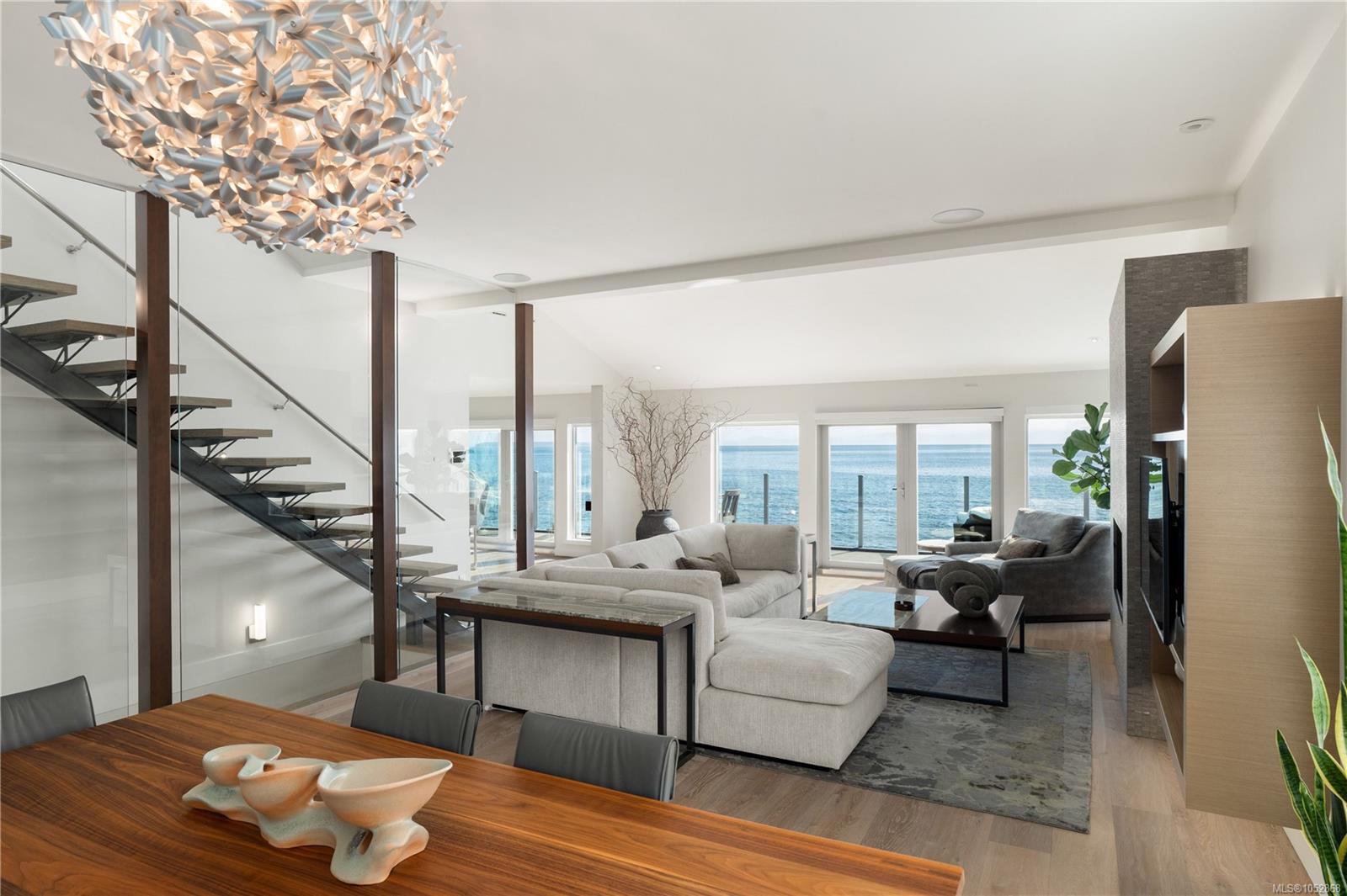 5039 Cordova Bay Rd — listing photo 13 of 71