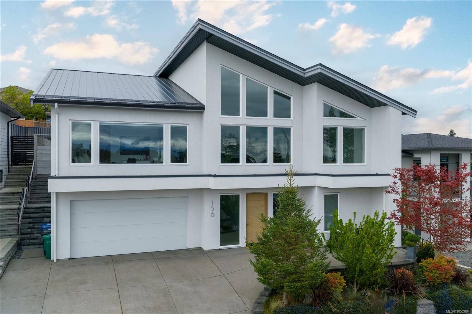 156 Golden Oaks Cres — listing photo 3 of 63