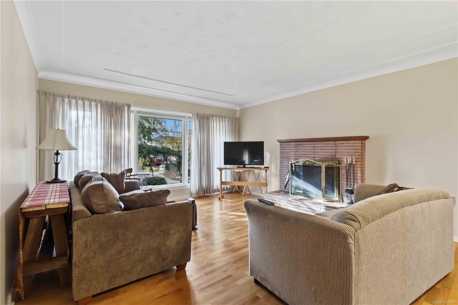 4276 Caen Rd — listing photo 12 of 61