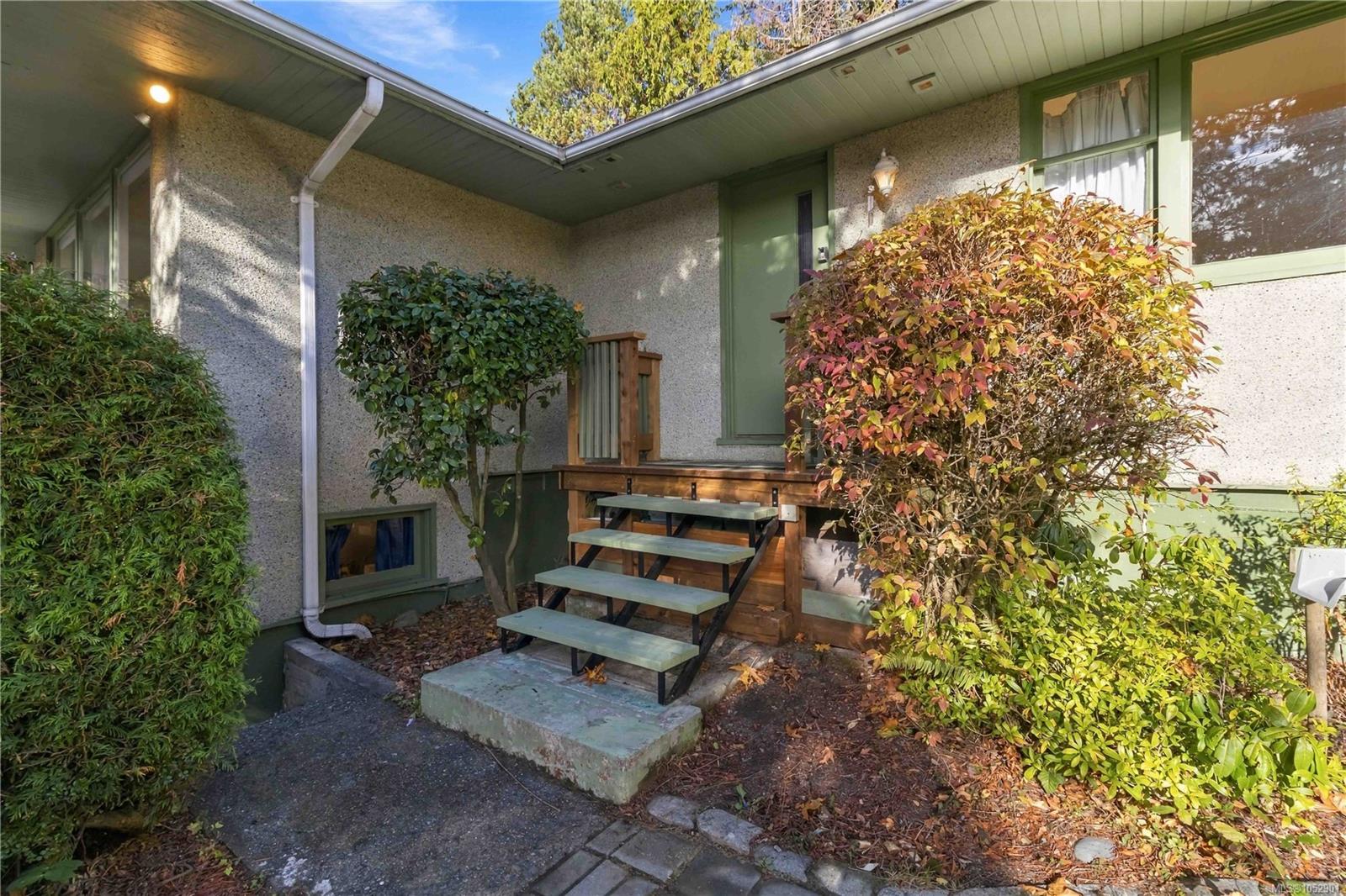 4276 Caen Rd — listing photo 10 of 61