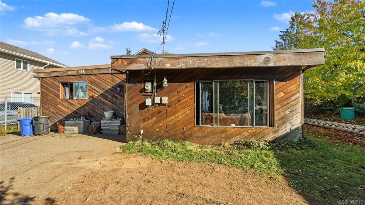 651 Dogwood St — listing photo 2 of 16